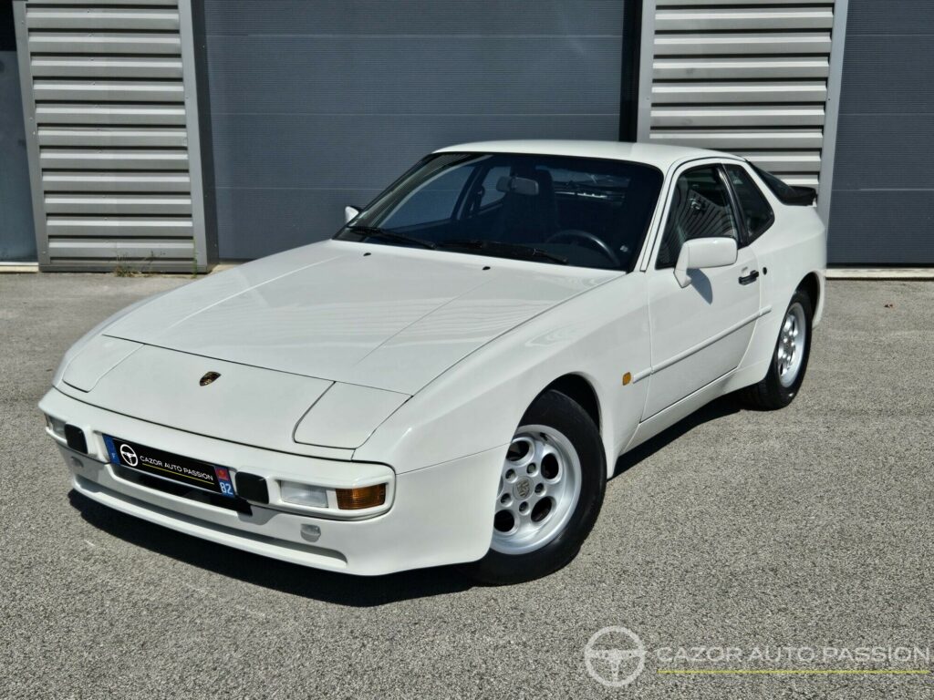 Porsche 944 2.5 Phase 2 – vue trois-quarts avant gauche