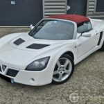 Opel Speedster / Vauxhall VX220 – vue trois-quarts avant en hauteur