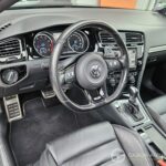 Volkswagen Golf 7 R 2.0 TSI 300ch DSG6 5 Portes — poste de conduite
