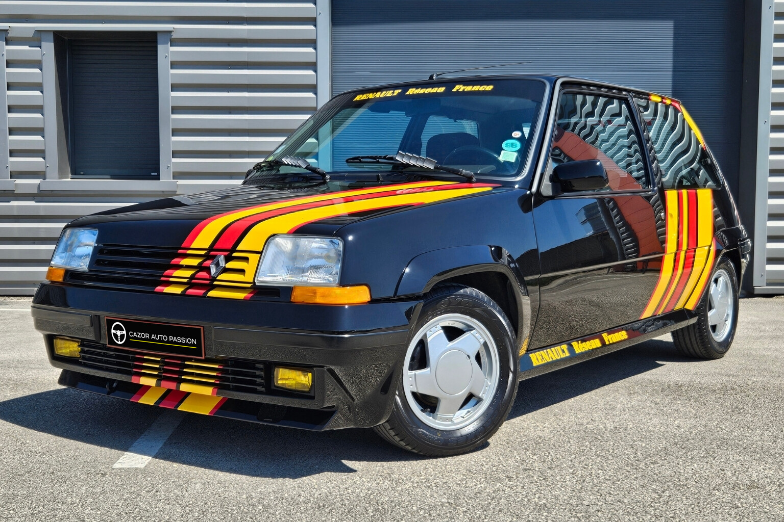 Renault à la carrosserie noire brillante, préparation et detailing chez Cazor Auto Passion