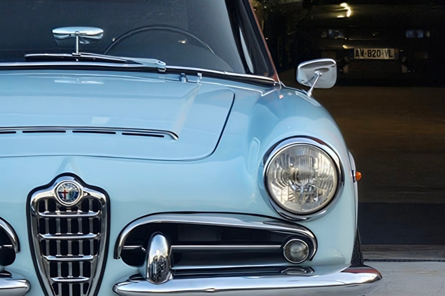 Détail de la peinture et des chromes d’une Alfa Romeo, préparation esthétique chez Cazor Auto Passion