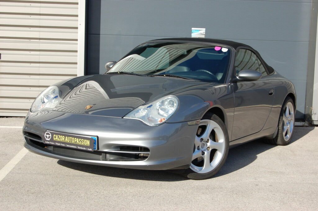 Porsche 911 type 996 Carrera 2 Cabriolet 3.6 320 ch — vue trois-quarts avant avec capote