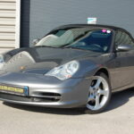 Porsche 911 type 996 Carrera 2 Cabriolet 3.6 320 ch — vue trois-quarts avant avec capote