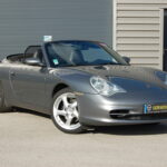 Porsche 911 type 996 Carrera 2 Cabriolet 3.6 320 ch — vue trois-quarts avant opposée