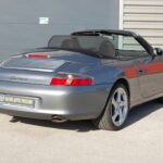 Porsche 911 type 996 Carrera 2 Cabriolet 3.6 320 ch — vue trois-quarts arrière décapotée