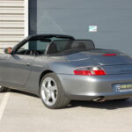Porsche 911 type 996 Carrera 2 Cabriolet 3.6 320 ch — vue trois-quarts arrière opposée