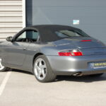 Porsche 911 type 996 Carrera 2 Cabriolet 3.6 320 ch — vue arrière avec capote