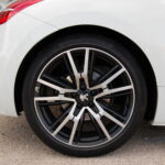 Peugeot RCZ R 1.6 THP 270 ch — jante arrière opposée