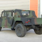 AM General Humvee M998 — Cargo / Transport de troupes — vue trois-quarts arrière opposée