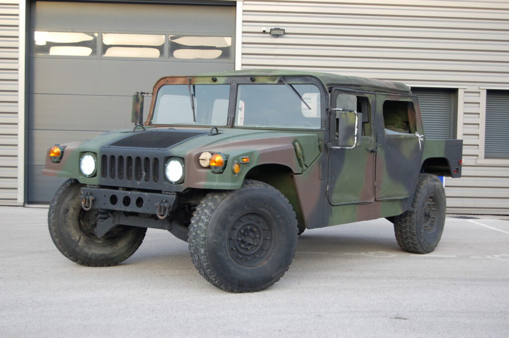 AM General Humvee M998 — Cargo / Transport de troupes — vue trois-quarts avant