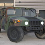 AM General Humvee M998 — Cargo / Transport de troupes — vue trois-quarts avant opposée