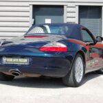 Porsche Boxster 986 2.5 204 ch — boîte manuelle — vue trois-quarts arrière décapotée