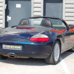 Porsche Boxster 986 2.5 204 ch — boîte manuelle — vue arrière trois-quarts décapotée