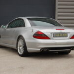 Mercedes SL 500 Pack AMG (R230) 306 ch — vue trois-quarts arrière opposée