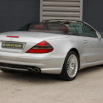 Mercedes SL 500 Pack AMG (R230) 306 ch — vue trois-quarts arrière décapotée
