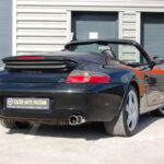 Porsche 911 type 996 Carrera 2 Cabriolet 3.4 Tiptronic S — vue trois-quarts arrière décapotée