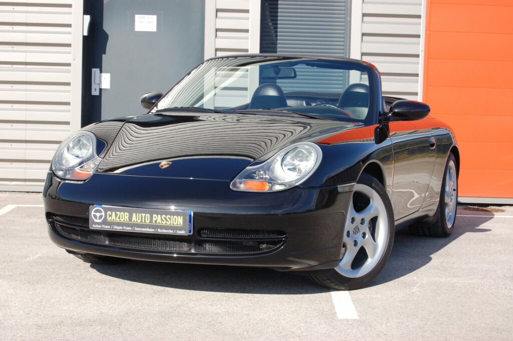 Porsche 911 type 996 Carrera 2 Cabriolet 3.4 Tiptronic S — vue trois-quarts avant décapotée