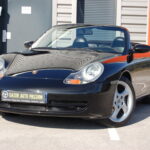 Porsche 911 type 996 Carrera 2 Cabriolet 3.4 Tiptronic S — vue trois-quarts avant décapotée