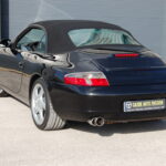 Porsche 911 type 996 Carrera 2 Cabriolet 3.4 Tiptronic S — vue trois-quarts arrière avec capote