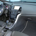 Opel Astra GTC OPC 2.0 Turbo 280 ch — habitacle côté passager