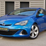 Opel Astra GTC OPC 2.0 Turbo 280 ch — vue trois-quarts avant opposée