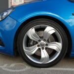 Opel Astra GTC OPC 2.0 Turbo 280 ch — jante avant opposée