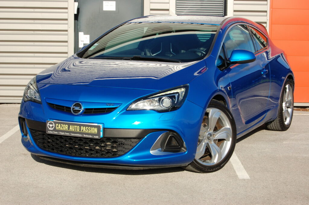 Opel Astra GTC OPC 2.0 Turbo 280 ch — vue trois-quarts avant