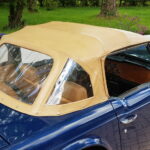 Triumph TR6 2.5 — Triple carburateurs — 1973 — capote beige déployée