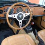 Triumph TR6 2.5 — Triple carburateurs — 1973 — poste de conduite
