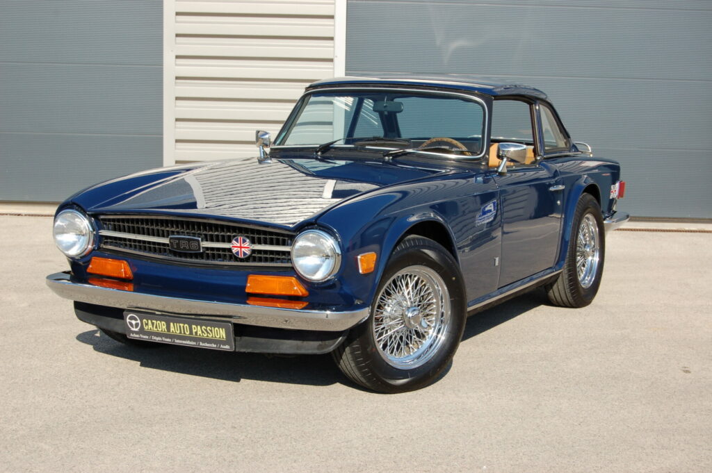 Triumph TR6 2.5 — Triple carburateurs — 1973 — vue trois-quarts avant avec hard-top