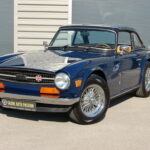 Triumph TR6 2.5 — Triple carburateurs — 1973 — vue trois-quarts avant avec hard-top
