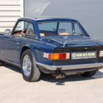 Triumph TR6 2.5 — Triple carburateurs — 1973 — vue trois-quarts arrière opposée