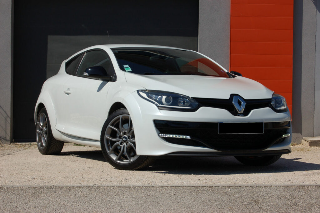 Renault Mégane 3 RS Phase 2 265 ch Start & Stop — vue trois-quarts avant