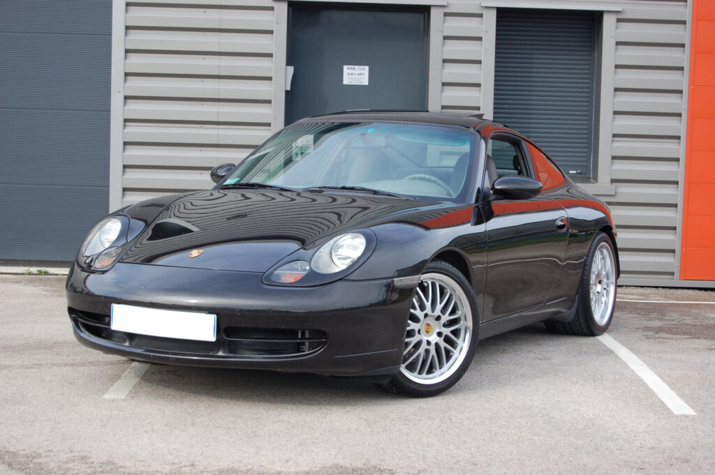 Porsche 911 type 996 Carrera 3.4 300 ch — vue trois-quarts avant