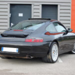 Porsche 911 type 996 Carrera 3.4 300 ch — vue trois-quarts arrière