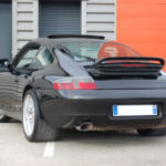 Porsche 911 type 996 Carrera 3.4 300 ch — vue trois-quarts arrière opposée