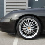 Porsche 911 type 996 Carrera 3.4 300 ch — jante avant opposée