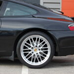 Porsche 911 type 996 Carrera 3.4 300 ch — jante arrière opposée