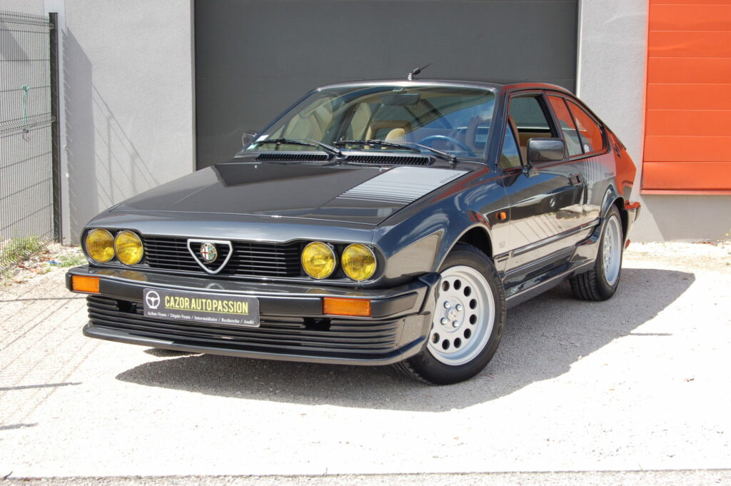 Alfa Romeo Alfetta GTV 2.0 Production — n°163/300 — vue trois-quarts avant