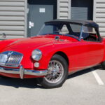 MG MGA 1600 MK1 Cabriolet — vue trois-quarts avant avec capote