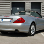 Mercedes SL 500 (R230) 306 ch BVA — vue trois-quarts arrière décapotée