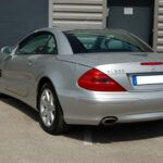 Mercedes SL 500 (R230) 306 ch BVA — vue trois-quarts arrière avec toit fermé