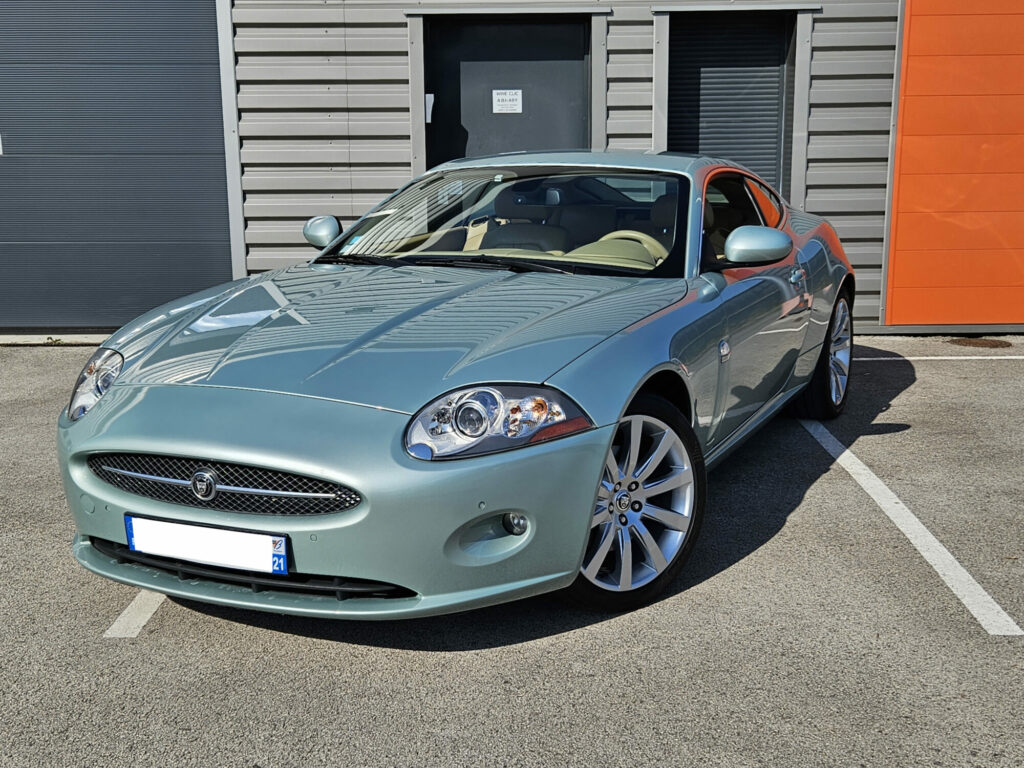 Jaguar XK Coupé V8 4.2 306 ch BVA6 — vue trois-quarts avant