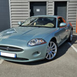 Jaguar XK Coupé V8 4.2 306 ch BVA6 — vue trois-quarts avant