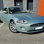 Jaguar XK Coupé V8 4.2 306 ch BVA6 — vue trois-quarts avant opposée