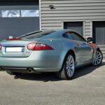 Jaguar XK Coupé V8 4.2 306 ch BVA6 — vue trois-quarts arrière