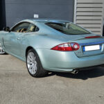 Jaguar XK Coupé V8 4.2 306 ch BVA6 — vue trois-quarts arrière opposée