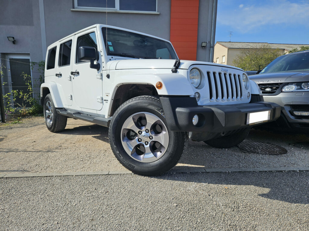 Jeep Wrangler Unlimited Sahara V6 3.6 285 ch Pentastar BVA — vue trois-quarts avant