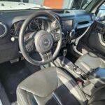 Jeep Wrangler Unlimited Sahara V6 3.6 285 ch Pentastar BVA — poste de conduite