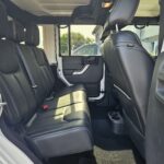Jeep Wrangler Unlimited Sahara V6 3.6 285 ch Pentastar BVA — banquette arrière